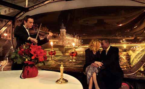 Ресотараны в париже , на сене с кораблем , романтичский ужин на сене , Париж , Скирпка , розы Comfort tours